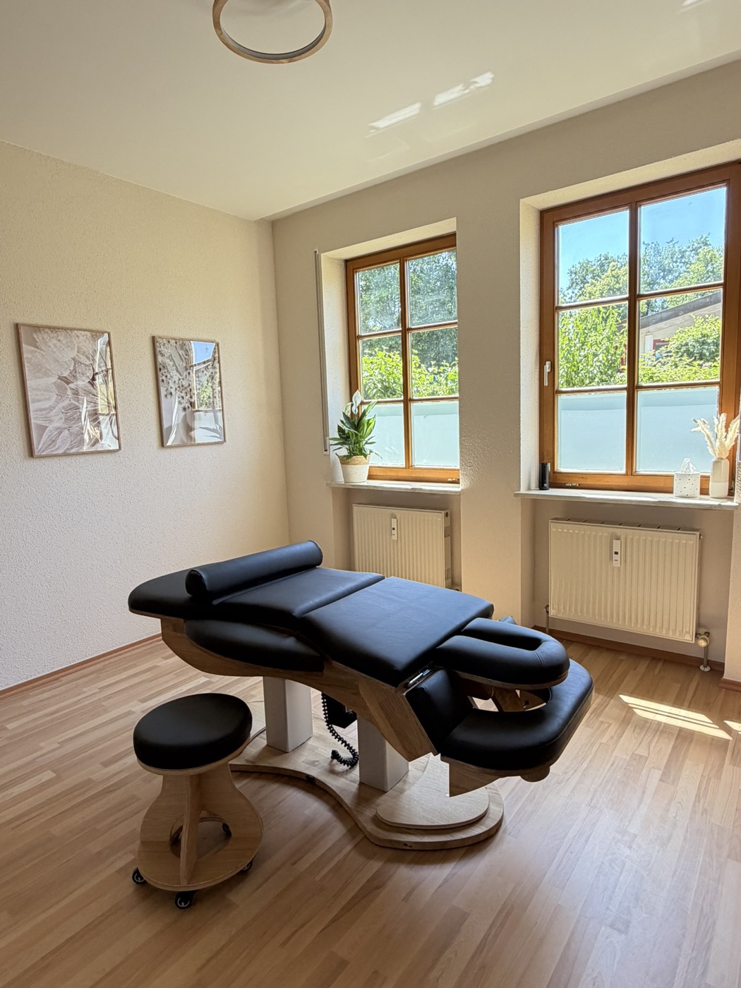 Heller Behandlungsraum mit Behandlungsliege
